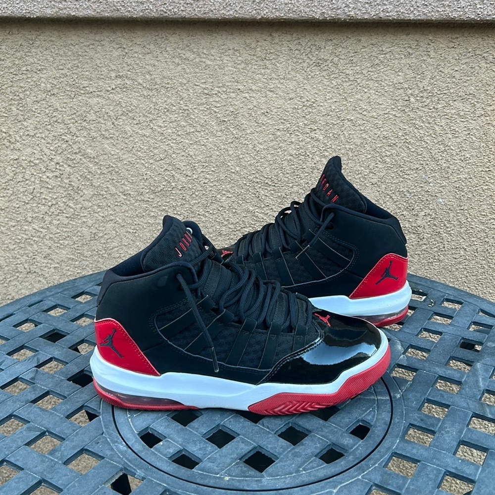 Jordan Aura Max bred size 6